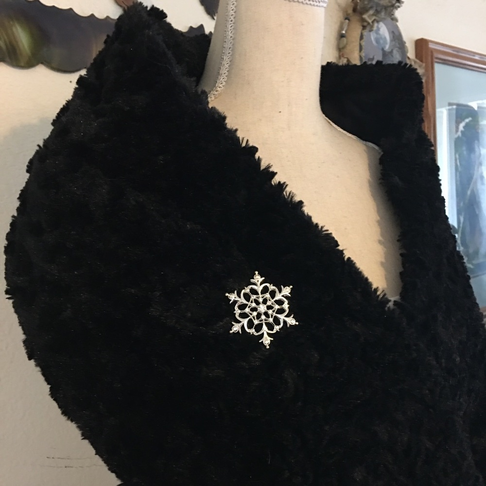 Vintage shiny silver rhinestone snowflake brooch